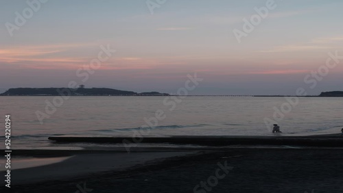 七里ヶ浜から見る夕焼けに染まった江ノ島
