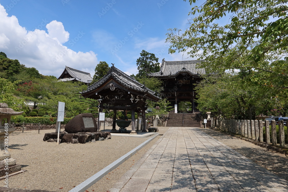 Japanese shrines and temples : Chu-mon Gate and Chozu-sha Hut in the precincts of Kokawa-dera Temple in Kinokawa City in Wakayama Prefecture 日本の神社仏閣：和歌山県紀の川市にある粉河寺の境内の中門と手水舎の風景　