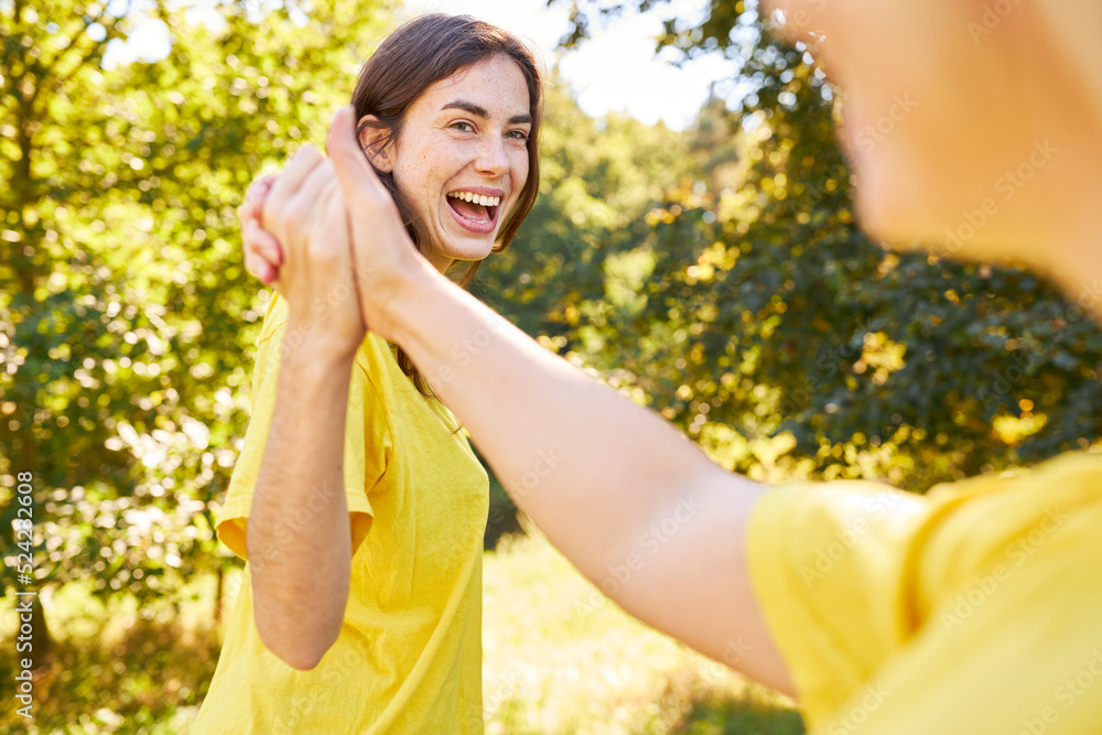 Lachende junge Frau beim shakehands oder High Five Lachende junge Frau beim shakehands oder High Five