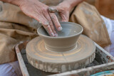artigiano lavora un vaso l'argilla sul tornio per la ceramica