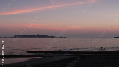 七里ヶ浜から見る夕焼けに染まった江ノ島