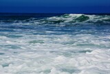 Das Meer mit Wellen und Schaum 