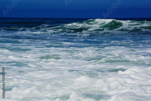 Fototapeta Naklejka Na Ścianę i Meble -  Das Meer mit Wellen und Schaum 