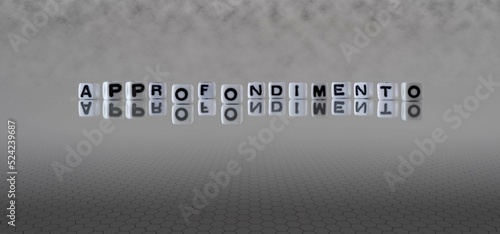Photos approfondimento parola o concetto rappresentato da cubi di lettere in bianco e n