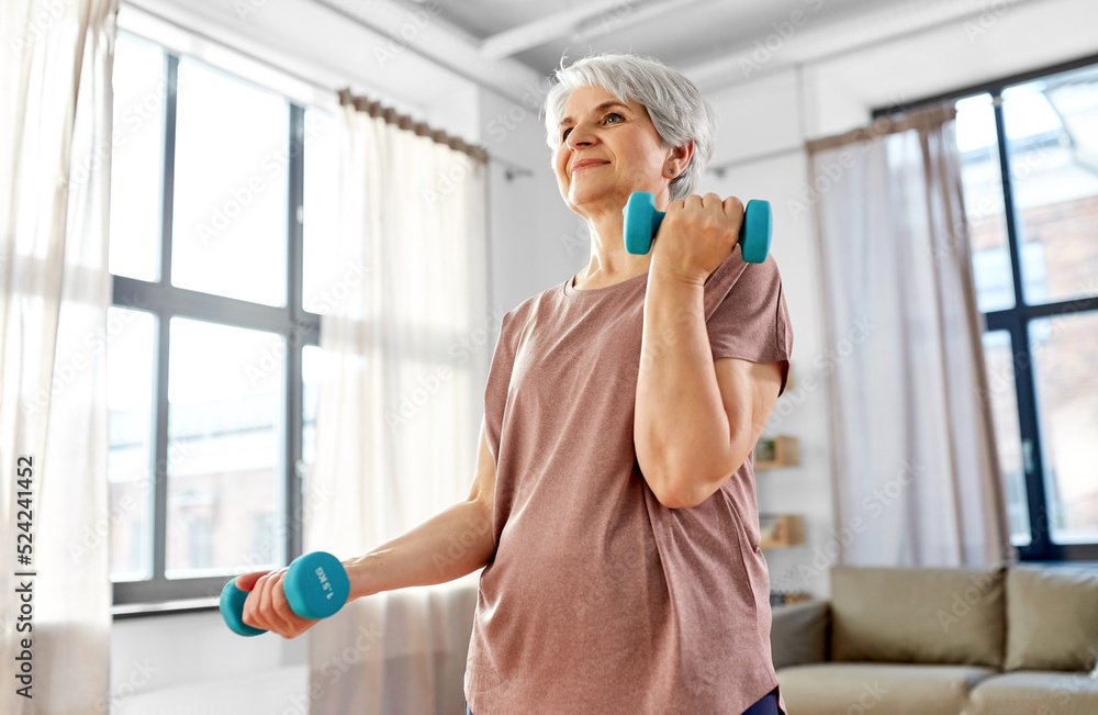 Φωτογραφία sport, fitness and healthy lifestyle concept - smiling senior woman with dumbbel