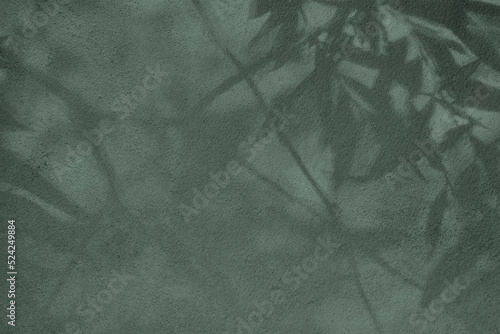 Foto Abstract tree leaves shadows on gray green concrete wall texture with roughness and irregularities