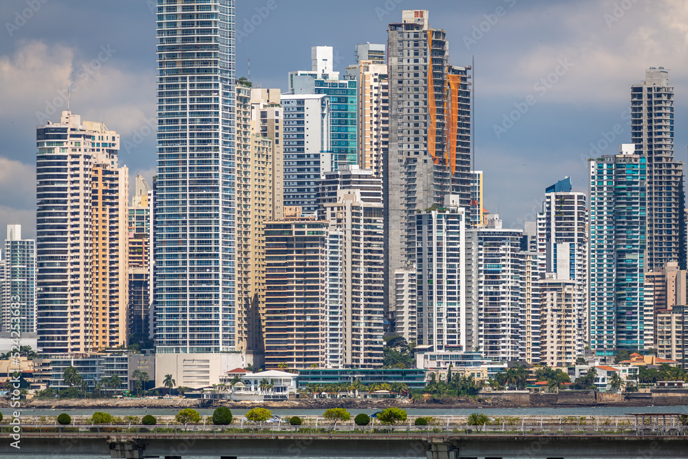 Obraz premium Panoramic View of Skyscrapers Downtown Panama City from the Boardwalk