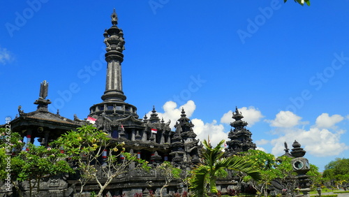 Nationaldenkmal  in Bali zur Befreiung von Holland 1945 umgeben von  B  umen unter blauem Himmel