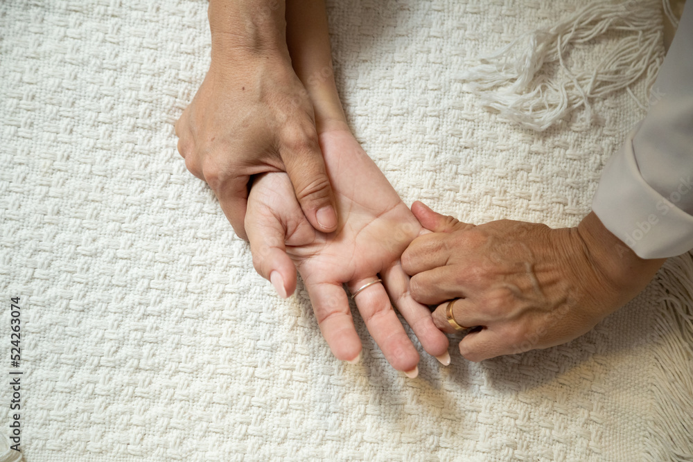Close up de mãos de massagista aplicando massagem terapêutica na mão de um paciente. Close up de mãos de massagista aplicando massagem terapêutica na mão de um paciente.
