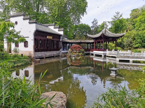 Tempel in orientalischem Garten