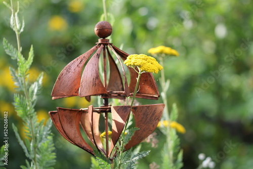 Gartendekoration und gelbe Schafgabe photo