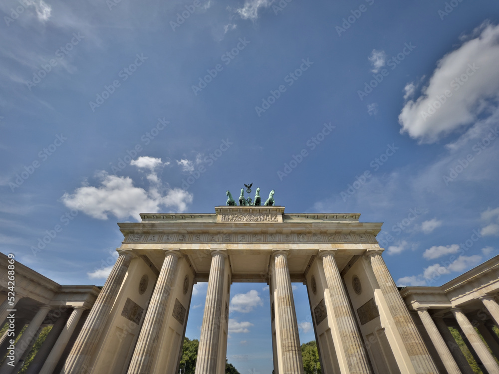 Obraz premium WIDOK NA BRAMĘ BRANDENBURSKĄ. BERLIN, NIEMCY