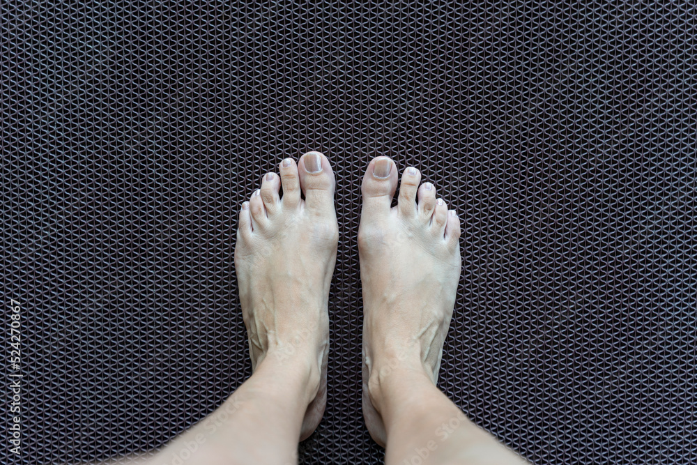 Two legs on anti-slip plastic mat to prevent slip and fall. Rubber flooring for pools and wet rooms.