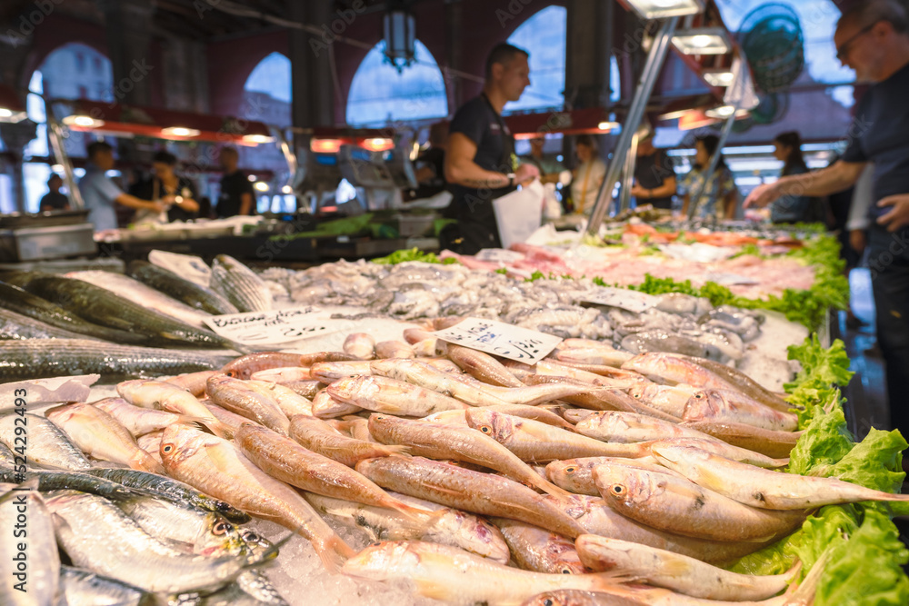 Φωτογραφία Stand with fresh fish on venetian Rialto market, Venice, Italy
