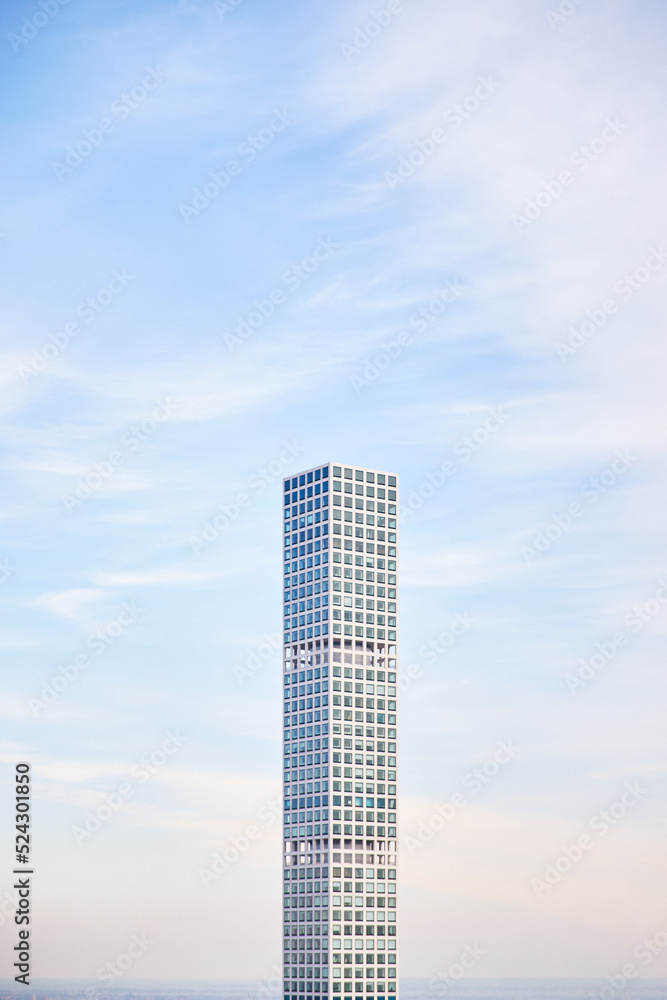 Vue vers le haut dans le quartier financier avec des vitres sur bâtiment d'architecture et ciel bleu Vue vers le haut dans le quartier financier avec des vitres sur bâtiment d'architecture et ciel bleu