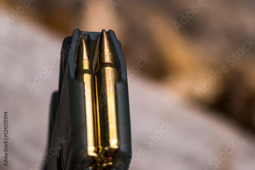 Zdjęcie ze strzelnicy - magazynek z amunicją (centralnego zapłonu ) NATO - kaliber 5,56 mm . photo