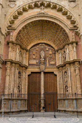 fachada principal, Catedral-Basílica de Santa María de Palma de Mallorca, iniciada en 1229, Palma, Mallorca, balearic islands, spain, europe