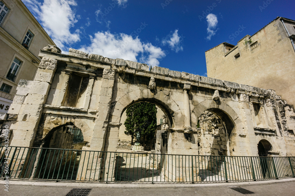 Porte Auguste, siglo I, Nimes, capital del departamento de Gard,Francia, Europa