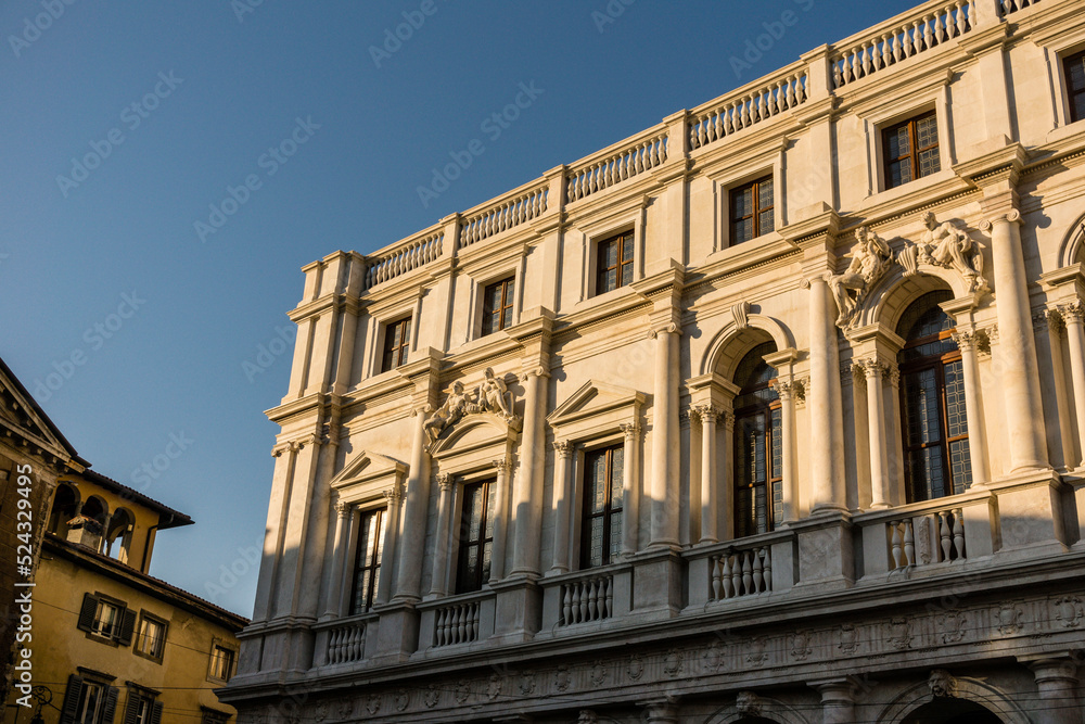 esculturas en la fachada del palacio nuevo, Biblioteca Civica Angelo Mai , plaza Vecchia,ciudad alta,Bergamo,  Lombardia,  Italia, Europa
