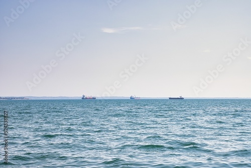 Schiffe auf dem Meer, Griechenland 