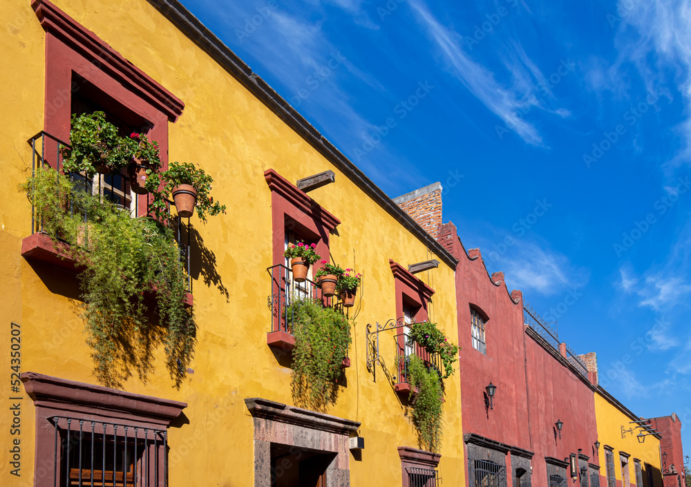 Obraz premium Mexico, Colorful buildings and streets of San Miguel de Allende in historic city center.
