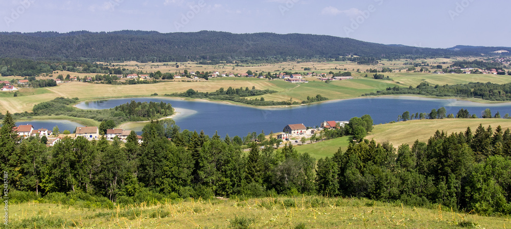 Le lac de l'Abbaye est un site pittoresque. Lac glaciaire du Jura, il est situé à près de 900 mètres d'altitude, à la limite du Haut-Jura. Ce lac est très agréable pour des balades en famille, à pied 