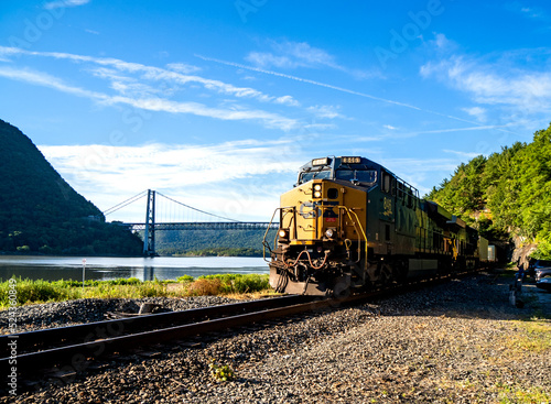 Photographie Fort Montgomery, NY - USA - Aug 14, 2022 A CSX freight locomotive traveling north on the River Subdivision