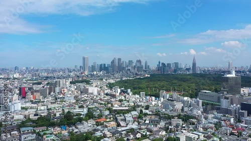 新宿ビル群が見える渋谷区ドローン空撮_011