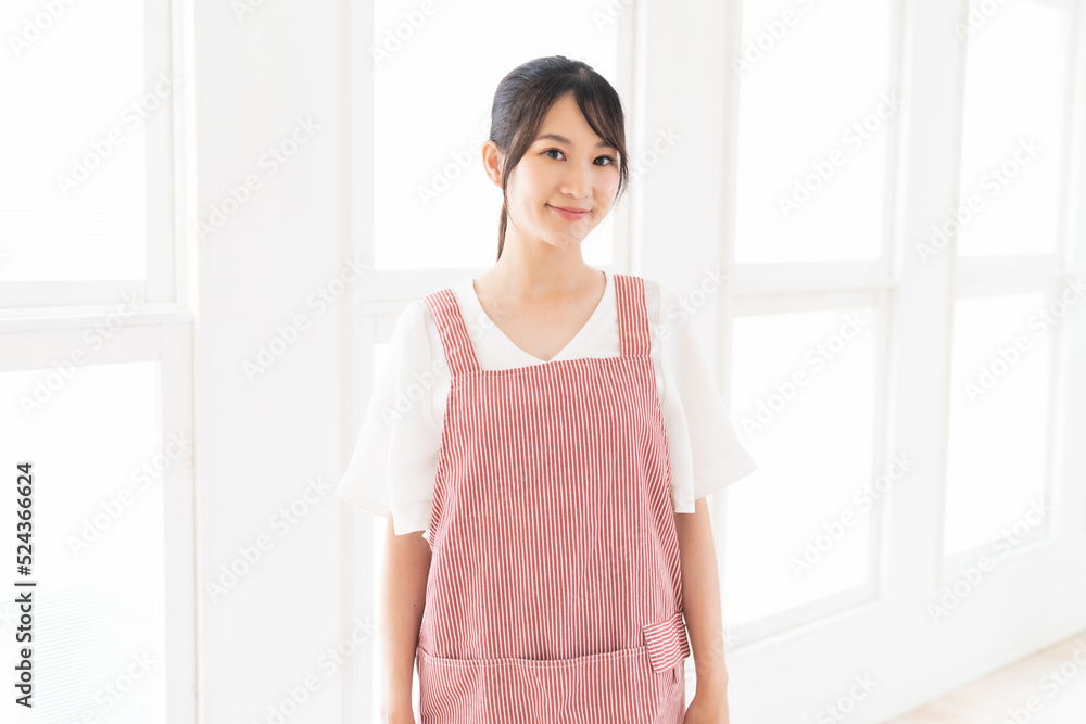 エプロン姿の女性 エプロン姿の女性