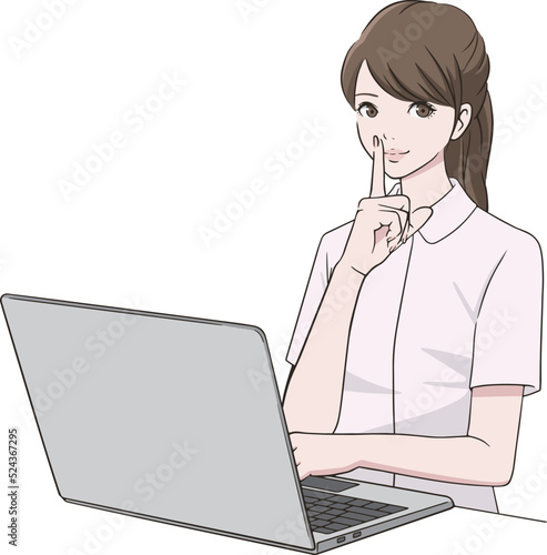 PC前で人差し指を口に当てる看護師