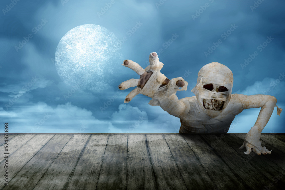 Obraz premium Mummy with skull head crawling