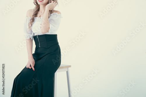 黒いスカートの金髪の綺麗な女性 woman dress