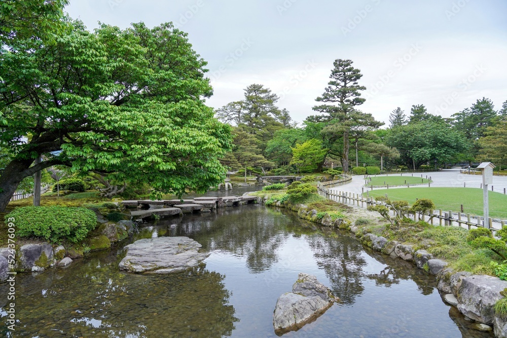 Fototapeta premium 新緑に囲まれた春の兼六園の情景@石川