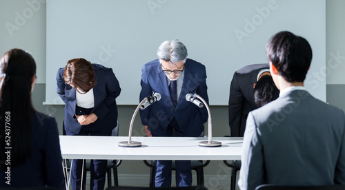 Foto 会見で謝罪をするビジネスピープル