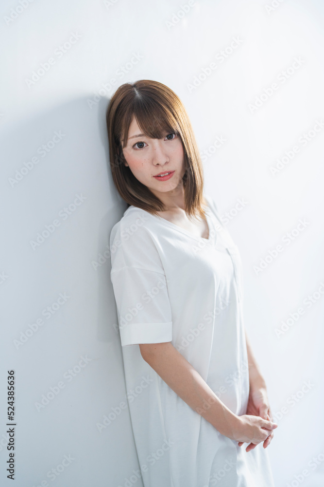 爽やかな女性のスタジオポートレート