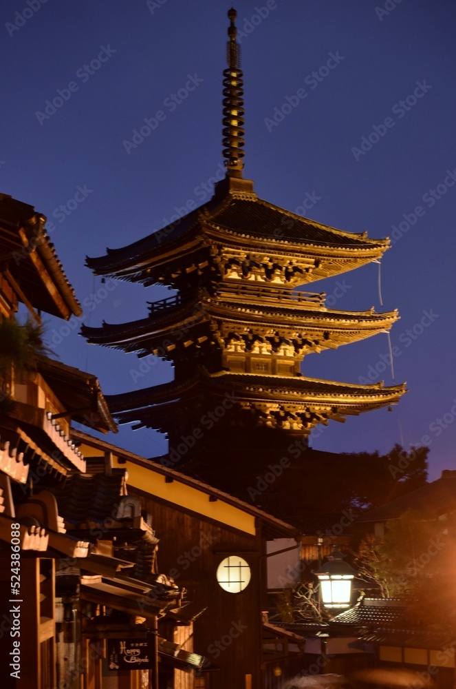 京都の夜景　八坂の塔