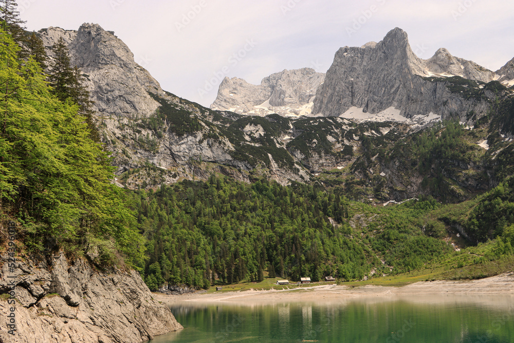 Frühling im Dachsteingebirge; Blick über den Hinteren Gosausee auf Mittelspitz (2925m) und Torstein (2948m) Frühling im Dachsteingebirge; Blick über den Hinteren Gosausee auf Mittelspitz (2925m) und Torstein (2948m)