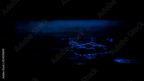 Małe bąbelki na niebieskiej wodzie © Gracjan