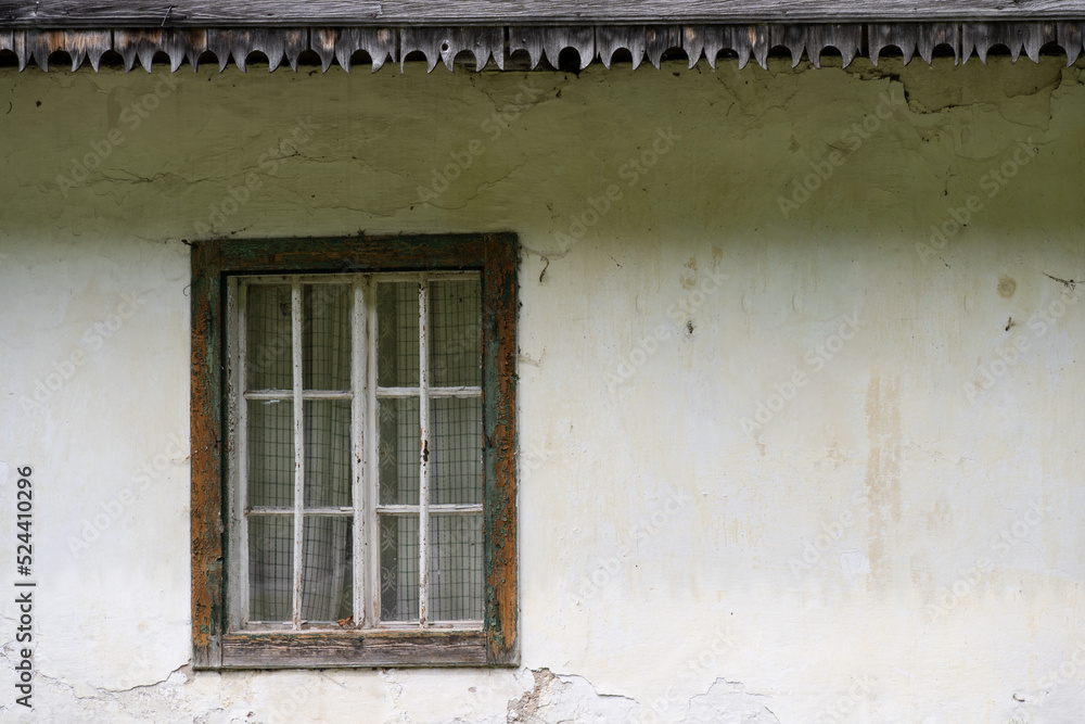 Fototapeta premium Fassade mit altertümlichem defektem Fenster 