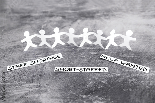 Tableau sur toile staff shortages and business struggling after the pandemic, peper people chain w