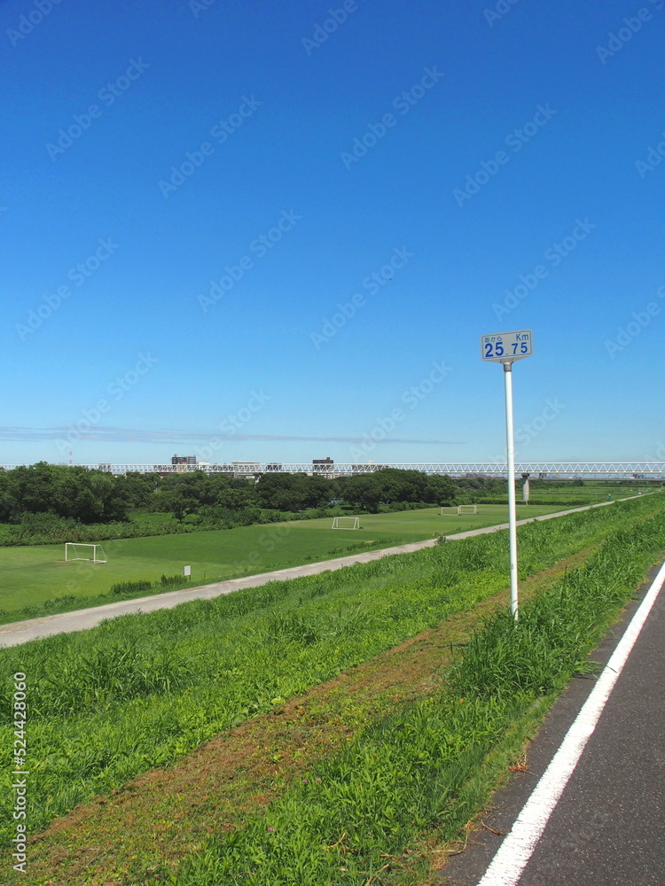 海から27キロメートル付近の江戸川左岸から見る江戸川河川敷風景