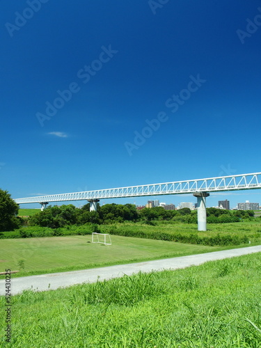 真夏の土手から見るガス導管のある江戸川河川敷風景
