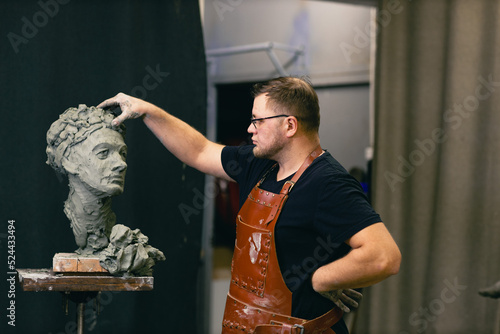 Foto Man sculptor creates sculpt bust clay human woman sculpture