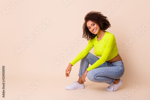 Εκτύπωση καμβά Full length photo of lovely young lady curly hair new clothes shop banner dresse