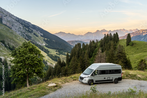 einsamer Wohnmobilstellülatz in den Bergen mit weiter Aussicht, Panorama 
