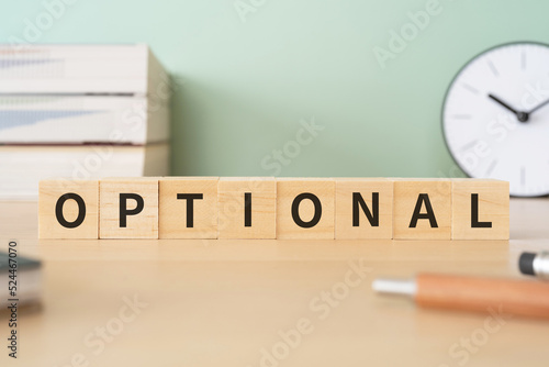 任意・選択のイメージ｜「OPTIONAL」と書かれたブロックが置かれたデスク
