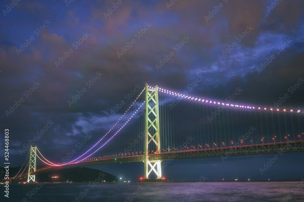 Naklejka premium ライトアップされた兵庫県の明石海峡大橋と海の風景