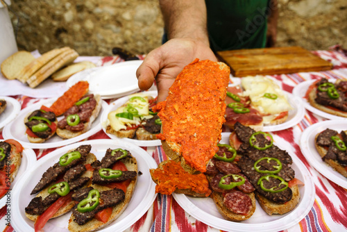 Fototapeta Naklejka Na Ścianę i Meble -  Pa Amb Oli de enbutido y sobrasada,mercado al aire libre, Fira,Porreres, Llucmajor, Mallorca,Islas Baleares, Spain.