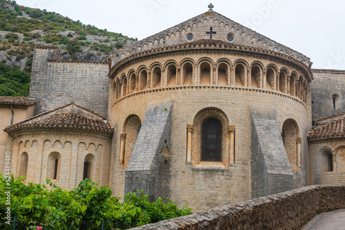Dos de l'abbaye médiévale de Saint-Guilhem le désert en Occitanie dans le sud de la France par une journée nuageuse