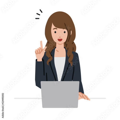 デスクで座ってPCを開いて何かひらめいたスーツの女性
